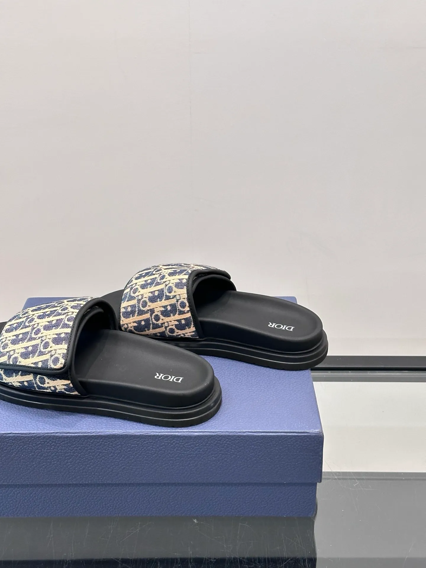 Factory price: 280💰𝐂𝐡𝐫𝐢𝐬𝐭𝐢𝐚𝐧 𝐃𝐢𝐨𝐫 Dior's latest popular sandals, classic upgraded Velcro sandals, original replicas, super durable and versatile, very comfortable on the feet, slimming and white, original cowhide leather upper, sheepskin lining Original d hardware buckle Original molded T men's shoes 💰U outsole Size: 38-44 (.45.46 customized)